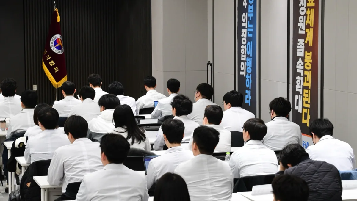 직장가입자는 보수월액에 요율을 곱해 회사와 절반씩 부담합니다